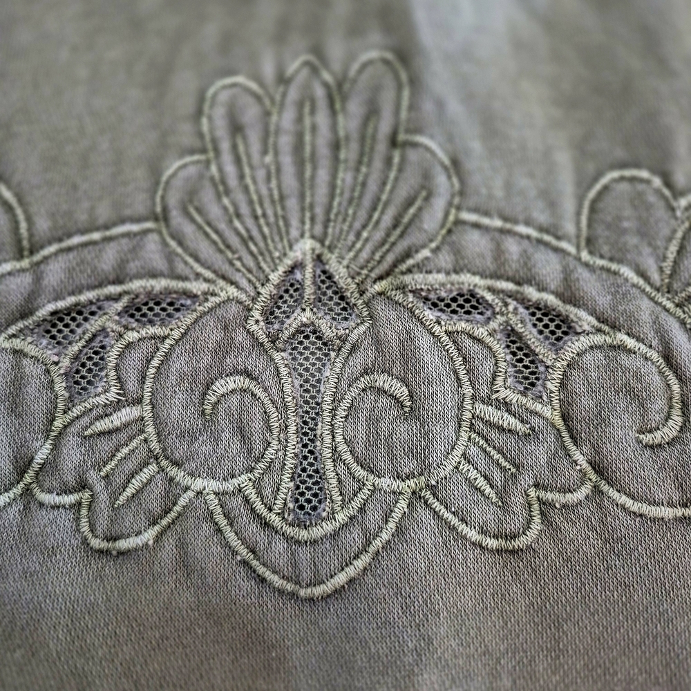 AMERCIAN EAGLE-Embroidered Olive Green Women's Top/Sweatshirt. Raw Hemline